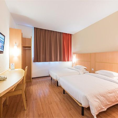 Ibis Shanghai Xujiahui Экстерьер фото