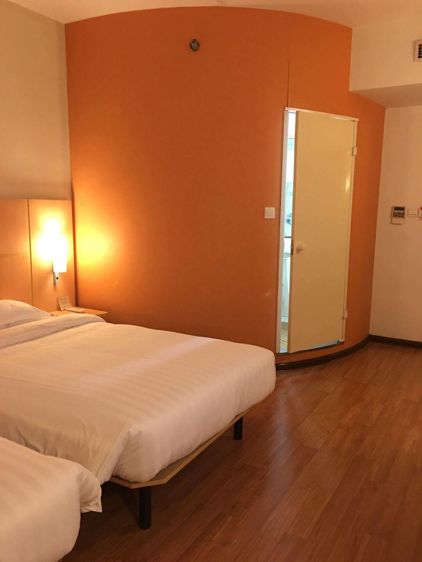 Ibis Shanghai Xujiahui Экстерьер фото