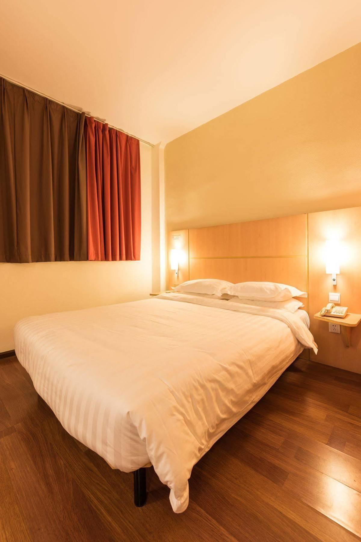 Ibis Shanghai Xujiahui Экстерьер фото