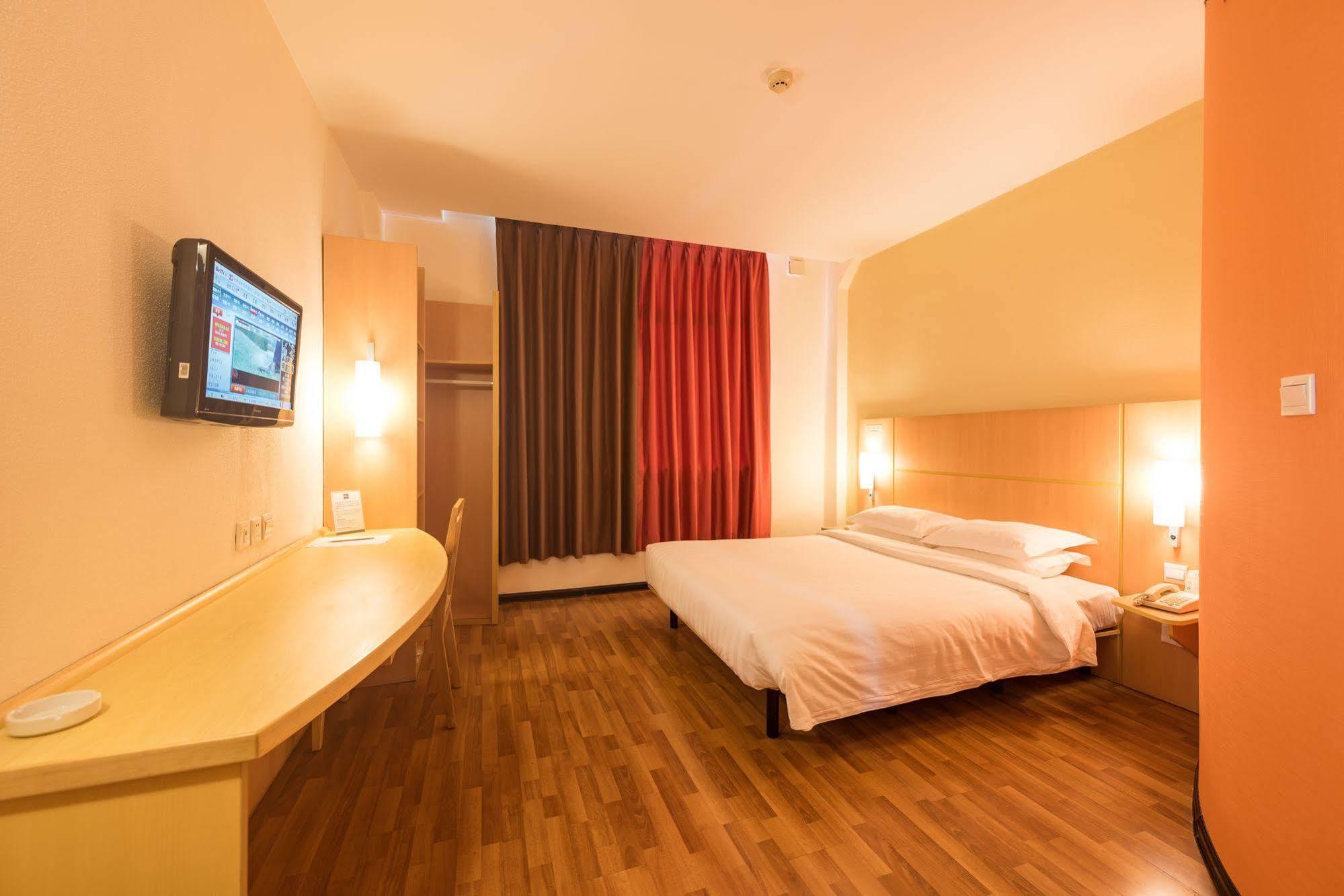 Ibis Shanghai Xujiahui Экстерьер фото